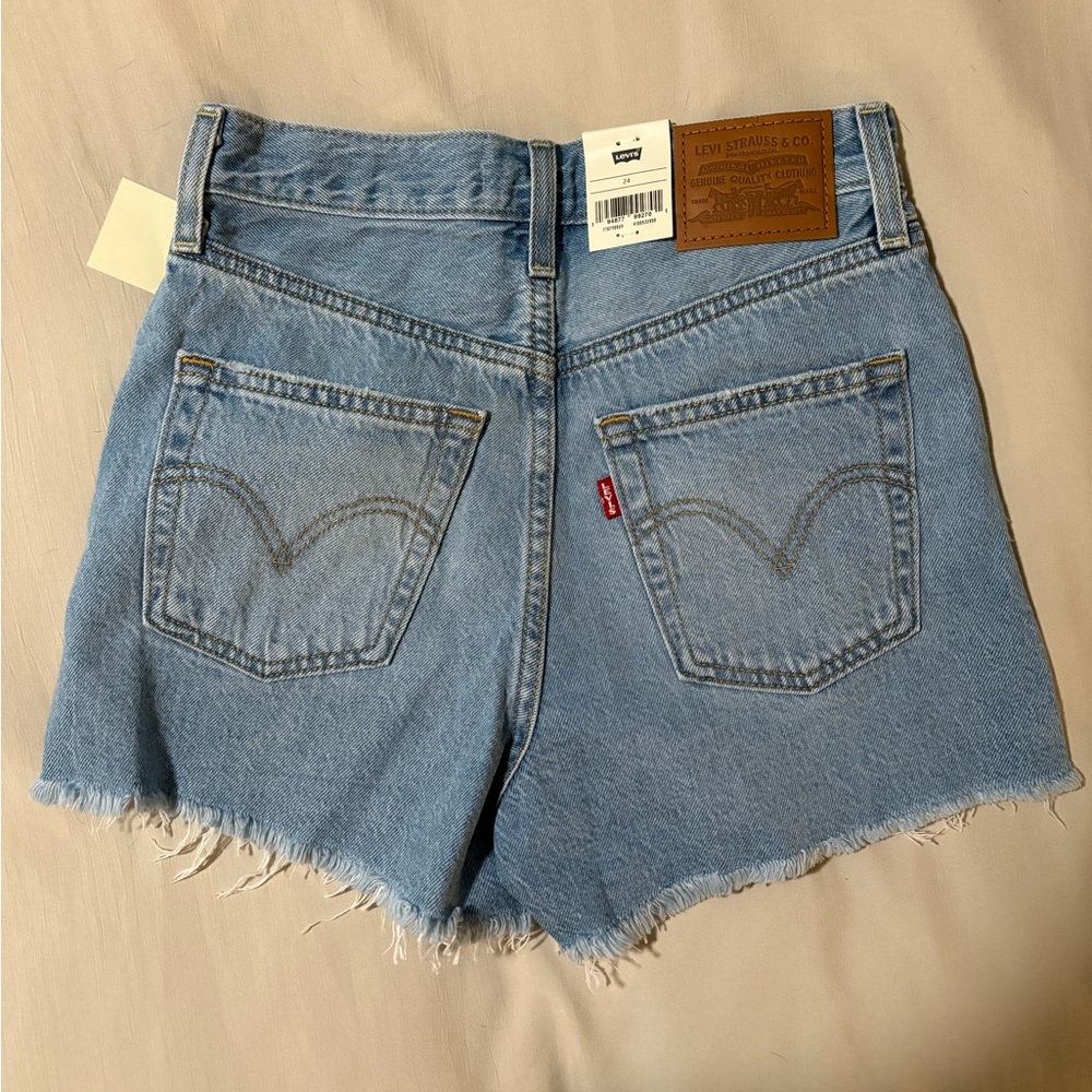 Levi’s Ribcage Shorts - Picture 2 of 4